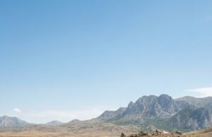 Hallan posibles estructuras de piedra bajo antiguos túmulos en Francia