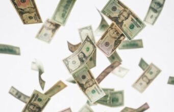 Dólar supera los 17.50 pesos y el peso mexicano pierde terreno