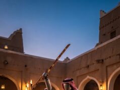 Robots humanoides chinos sorprenden en Riad al interpretar una tradicional danza saudí