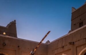 Robots humanoides chinos sorprenden en Riad al interpretar una tradicional danza saudí