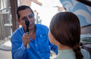 Gobierno de Sonora acerca servicios de salud visual a la niñez en jornada comunitaria