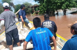 Policía Estatal brinda auxilio y protección a familias en zonas afectadas por lluvias en Sonora