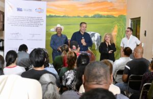 Acuerdan Toño Astiazarán y ejidatarios de La Manga suministro de agua tratada para actividades productivas