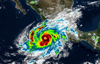 Huracán Simón pone en alerta al occidente de México por fuertes vientos e inundaciones