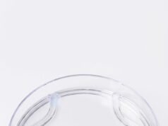 Un pequeño robot del MIT nada gracias a células musculares controladas con luz